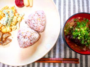 白梅酢で傷みにくく　十八雑穀米と白梅酢のおにぎり