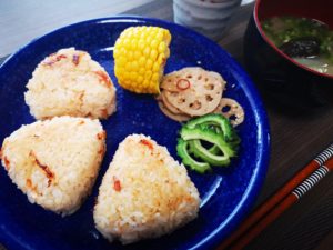 カルシウムがいっぱい！！桜エビと梅干しの焼きおにぎり