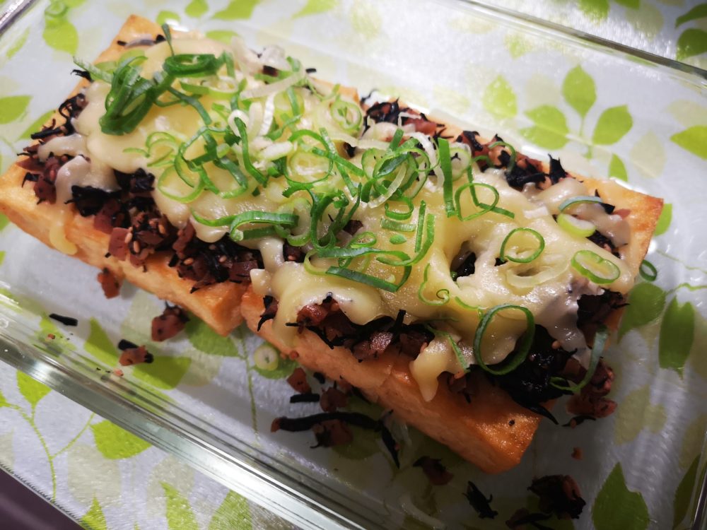 厚揚げと梅ひじきのチーズ焼き