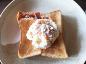 はちみつ梅アイスクリーム トーストにのっけて