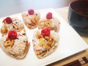 れんこんと梅干しのシャキシャキおにぎり