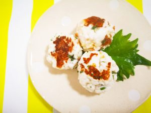 お弁当にも ふわふわで食べやすいはんぺんの梅団子