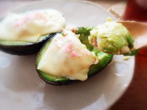 梅ボーイズさんの「梅塩」を使って　アボカドのツナチーズ焼き