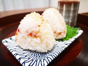 夏バテ防止に　梅干とみょうがのおにぎり